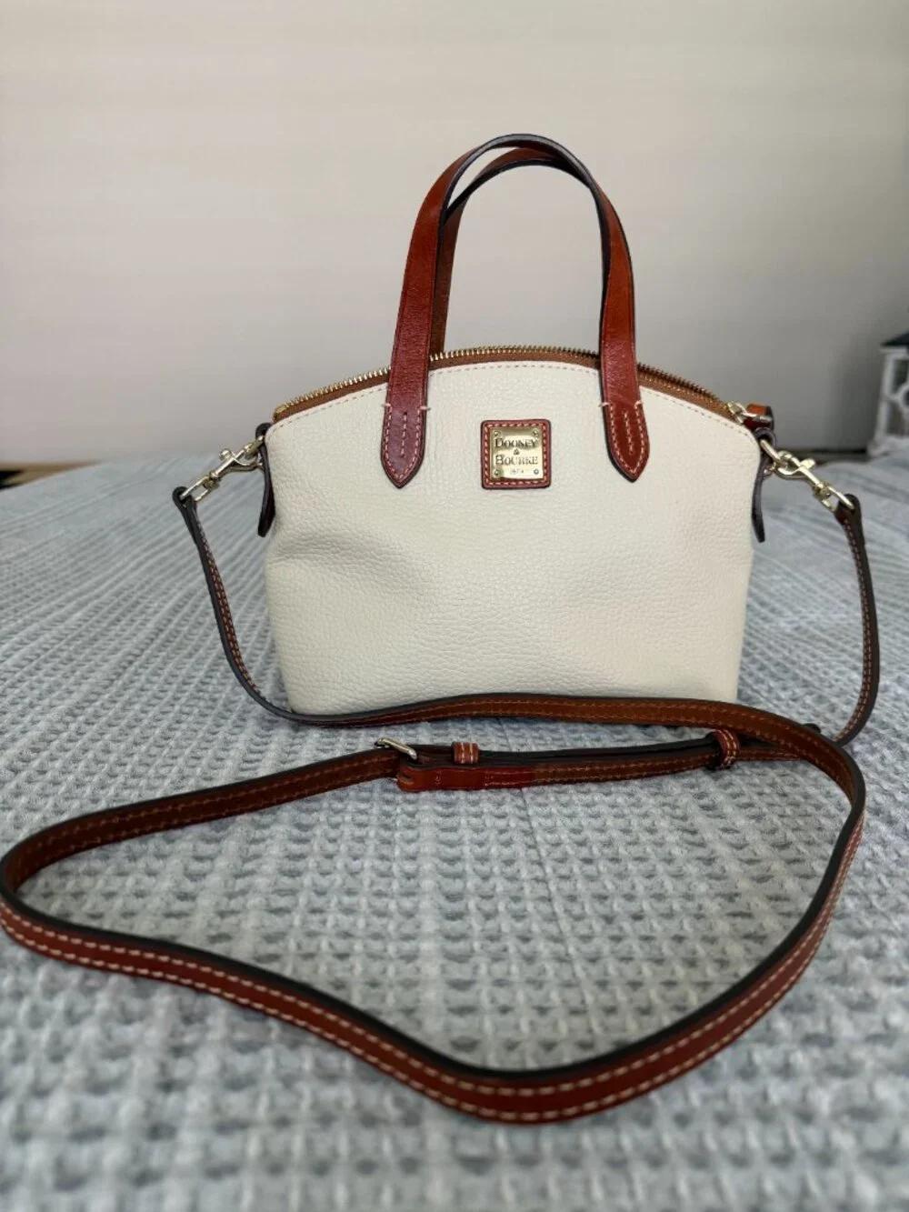 Dooney & Bourke •	zipper closure
